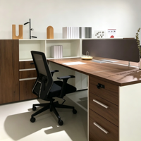 Bureau de travail moderne en bois pour deux personnes, plan ouvert, avec armoire de rangement à tiroirs sur pied
