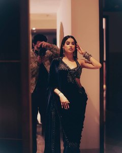 Radhe Export NICE creation's Premium georgette Saree คอลเลกชันสไตล์ทันสมัยสวยงามปักลำดับสามครั้งอย่างรวดเร็ว - Product Image 2