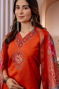 Vêtement ethnique indien vibrant à coupe droite avec un travail lourd sur le décolleté et un dupatta en organza à rayures contrastées - Product Image 3