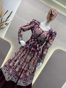 Haut imprimé en rayonne de qualité supérieure et ensemble Lehenga de style traditionnel pour les célébrations de fêtes célèbrent la culture Garba - Product Image 4