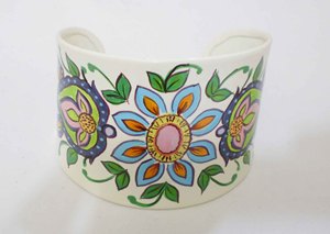 Brazalete de Cobre Esmaltado con Diseño Floral Colorido Pintado a Mano para Mujer, Diseño Artístico de Flores, Base Blanca, Ancho, Estilo Artesanal - Product Image 5