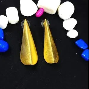 SOUMYA CREATIONS Pendientes de Moda para Mujer, Diseño Geométrico Trenzado, Latón Hecho a Mano, Tono Dorado Texturizado, de Rajasthan - Product Image 6