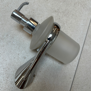 Dispensador Hecho de Vidrio Esmerilado y Metal Cromado Pulido que Combina un Diseño Elegante y una Funcionalidad Duradera - Product Image 4