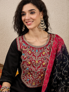 Ensemble Kurta Pant Dupatta pour femmes en viscose et soie mélangées - Product Image 5