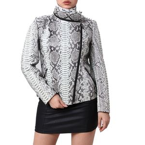 เสื้อแจ็กเก็ตหนังพิมพ์ลายงูขอบแบบทันสมัยสำหรับผู้หญิงเสื้อนอกที่ได้รับแรงบันดาลใจจาก Moto สำหรับใส่ในชีวิตประจำวันและการเดินทางที่มีพลัง - Product Image 1