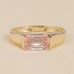 Bague solitaire en diamant taille émeraude rose pêche, sertie de pierres précieuses certifiées IGI, or jaune et blanc - Product Image 3