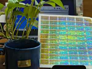 Etiqueta Holográfica Dorada Personalizable con Código de Barras, Material PET, Características Anti-Falsificación - Product Image 2