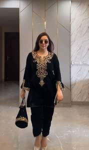 Ensemble de vêtements d'hiver prêt-à-porter, haut en velours de style soirée de créateur avec bas entièrement cousu - Product Image 2