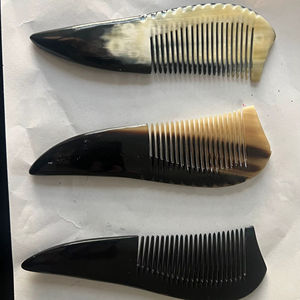 Le peigne en corne artisanal The Craft Exim, gravé à la main, pour le soin quotidien et une utilisation des cheveux lisses. - Product Image 1