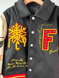 Veste de baseball personnalisable en polyester et coton, style universitaire, col montant, broderie chenille vintage sur le devant - Product Image 3