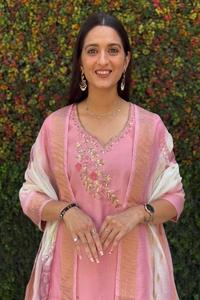 Grand ensemble élégant et droit de pantalon Kurti Dupatta Collection ethnique indienne opulente pour la vente en gros B2B et les cadeaux d'entreprise - Product Image 5