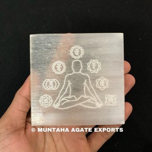 Hermosa placa de carga de ágata de selenita de 75-80mm Árbol sagrado de forma redonda grabado con técnica de tallado de estilo Feng Shui - Product Image 2