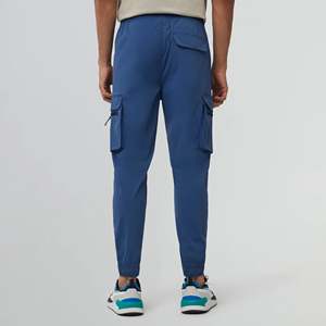 Jogging pour homme en bleu Yale, à séchage rapide, lavé, avec logo personnalisé, respirant, pantalon pour homme, poches à rabat sur les jambes avec fermetures éclair et poche arrière - Product Image 2