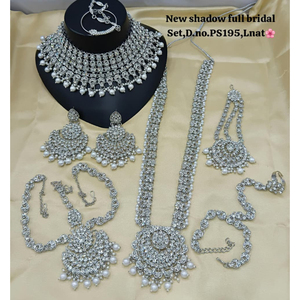 Ensemble de collier ras du cou et boucles d'oreilles en or pour mariée, Maang Tikka, design tendance fait à la main, bijoux de mode pour fiançailles et mariage - Product Image 1