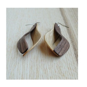 2024 producto de venta hermoso nuevo diseñador de madera estilo ligero pendientes de gota para mujer joyería de moda a precio - Product Image 1
