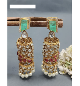 Boucles d'oreilles Festival Ready Kundan Jhumka avec touche dorée conçues pour les tenues de fête traditionnelles d'Inde - Product Image 6