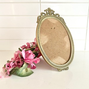 กรอบรูปโลหะทองเหลืองสไตล์ชนบทพร้อมการตกแต่งที่เรียบเหมาะสำหรับการวางกรอบภาพบุคคลในการตกแต่งภายในห้องนั่งเล่นแบบคลาสสิก - Product Image 3