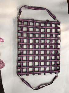 Sac à foin pour cheval pliable de haute qualité, en anglais, avec grille de nourrissage lent, disponible en toutes les couleurs et tailles, fabriqué en ruban PP, logo personnalisable - Product Image 2