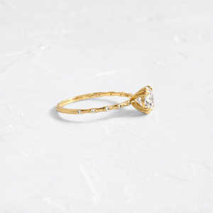 Anillo de Compromiso de Plata 925 con Moissanita Redonda Incolora Única, Gema Deslumbrante, Anillo de Bodas - Product Image 2