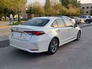 Camry hybride LE AWD d'occasion 2022, excellent état, sièges en cuir, 5 places, régulateur de vitesse adaptatif, phares halogènes, caméra 360°, panoramique - Product Image 3