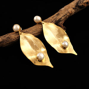 Petites boucles d'oreilles rondes en perles d'eau douce, plaqué or, finition brossée, fabrication artisanale - Product Image 2