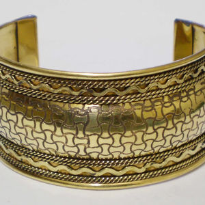 กำไลข้อมือทองแดงชุบทองหรูหราสำหรับผู้หญิง ดีไซน์ลายต่อกันแบบดั้งเดิม สร้อยข้อมือโลหะแข็ง ทำด้วยมือ สไตล์วินเทจ - Product Image 1