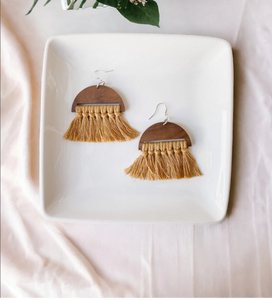 Pendientes de Flecos de Macramé Semicirculares Hechos a Mano con Borlas de Mostaza Mágica - Dorados - Largos - Product Image 2