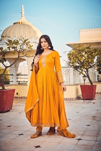 Vente en gros broderie fantaisie multicolore pour femmes Kurta / Kurti à manches lourdes intérieures complètes pour les bordures des quatre côtés - Product Image 4