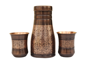 Carafe de chevet en cuivre pur 100% avec motif floral et ensemble de 2 gobelets incurvés - Product Image 4