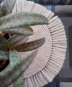 Tapis de table fait main en coton macramé Boho avec pompon antidérapant résistant à la chaleur - Product Image 3