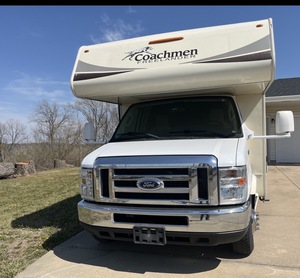 Descubra la máxima libertad en carretera con una autocaravana de lujo diseñada para un espacio de descanso confortable, almacenamiento inteligente y conducción suave. - Product Image 6