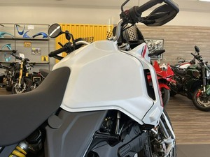 Moto de tourisme sportive haute performance, blanche avec rayures rouges, moto double usage - Product Image 4
