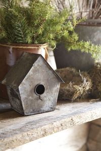 Casa de pájaros de metal de diseño vintage con acabado marrón ideal para decoración de jardines - Product Image 5