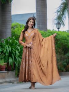 Traje Anarkali clásico con impresionante atuendo encantador de trabajo con lentejuelas para celebraciones y reuniones tradicionales - Product Image 4