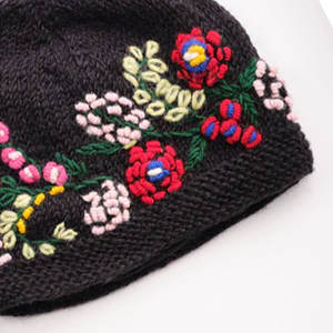 Bonnets de broderie extensibles avec détails brodés modernes Bonnets de broderie confortables - Product Image 6