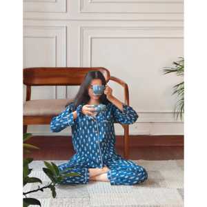 Conjunto de Pijama Extra Grande para Mujer, Estampado Floral Ikat, Algodón Índigo, Cierre de Botones, Estilo Romántico, Transpirable, para Uso Doméstico, Invierno - Product Image 3