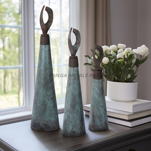 Ensemble de vases cylindriques de luxe en métal doré avec finition mate lisse et design minimaliste moderne pour une décoration élégante de bureau et d'événement - Product Image 2