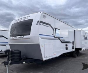 Caravane de voyage d'occasion propre 2026 Forest River RV Cherokee Alpha Wolf 26RL, conception étanche, disponible en stock - Product Image 1