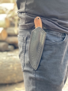 Couteau utilitaire de chasse et de camping à lame fixe en acier carbone fait main avec manche en bois et étui en cuir OEM - Product Image 4