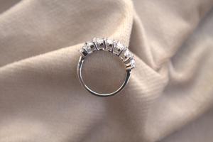 Demi Eternity Prong Set Moissanite Bague Bande Poire Coupe Pierre Blanche 925 Argent Sterling Empilable Cadeau D'anniversaire pour Elle - Product Image 3