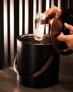 Esta elegante cuba de hielo de metal negro mate es perfecta para eventos modernos y está disponible a precios de mayoreo. - Product Image 1