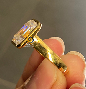 Atractivo juego de bisel de corte esmeralda de 3 quilates anillo de compromiso solitario de banda ancha cultivado en laboratorio para mujeres en oro amarillo de 10K - Product Image 3