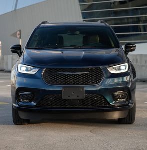 Gran Demanda: Vehículo Chrysler Pacifica Touring L 2024 para Personas en Silla de Ruedas de Roll-X Vans - Product Image 1