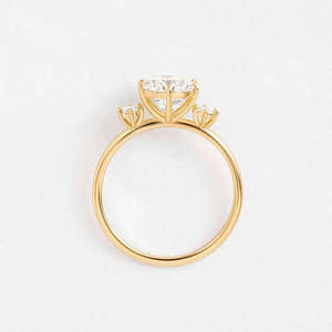 แหวนหมั้นเพชรโมอิสซาไนต์ทรงกลมสามเม็ดเงินแท้ 925 - Product Image 4