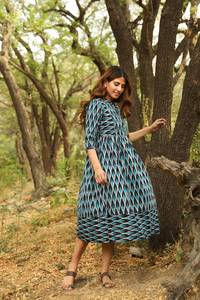 Robe bohème Indrani en pur coton tissé à la main, style Ikat, décontractée, occasionnelle, vacances, été, bleu et blanc - Product Image 3