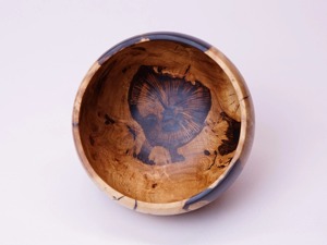 ชามไม้ทำด้วยมือที่สง่างามที่มีเมล็ดพืชธรรมชาติและเรซิ่นสีดำที่สมบูรณ์แบบสำหรับการให้บริการตกแต่งกลางและการใช้งานที่เป็นของขวัญ - Product Image 4