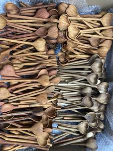 Cuchara para servir sopa de madera Cuchara Mango largo Material natural Producto hecho a mano Hecho en Vietnam - Product Image 3