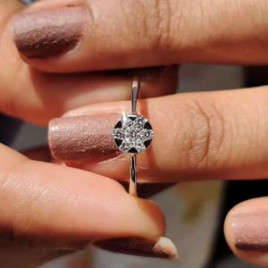 แหวนเพชรเลี้ยงในห้องปฏิบัติการ งานฝีมือ ดีไซน์วงเรียบขัดเงา ออกแบบมาสำหรับเจ้าสาวยุคใหม่และโอกาสพิเศษ จากประเทศอินเดีย - Product Image 6