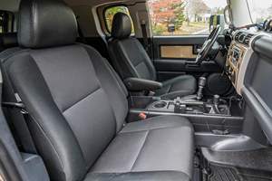 Toyota FJ Cruiser 2014, Bajo Kilometraje, Caja de Cambios Automática, Volante a la Izquierda, Neumáticos R20, Estado Oscuro - Product Image 6