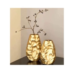 Ensemble de vases en métal doré à texture martelée moderne pour la décoration de la maison de luxe, étagère de salon et style de table centrale en provenance d'Inde - Product Image 1